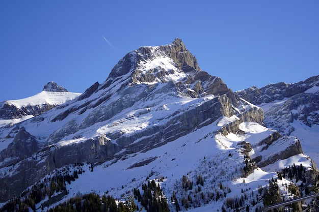 Kostenlos Foto Berge Bedeckt Mit Schnee Unter Dem Reinen Blauen Himmel Im Winter