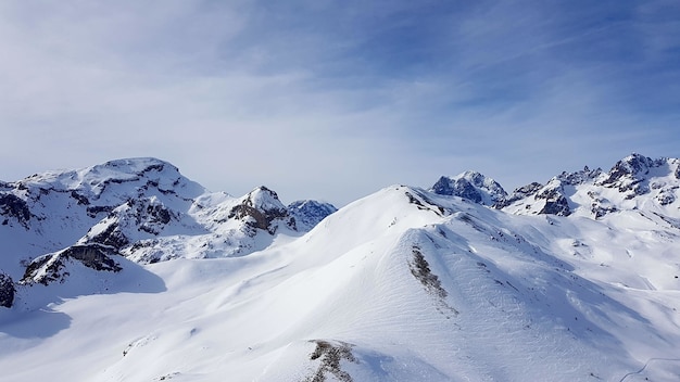 Berge Mit Schnee Mit Dem Himmel Bedeckt Kostenlose Foto