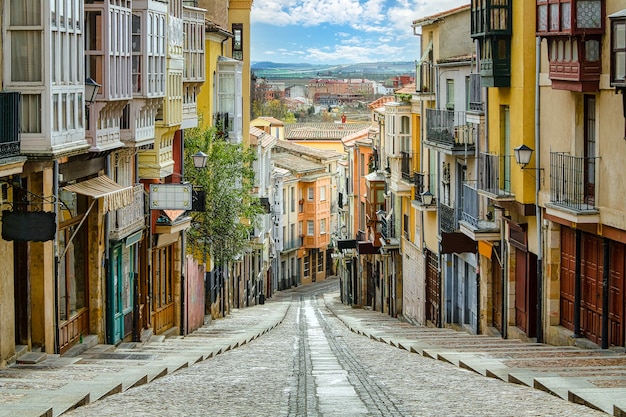 Ber hmte stra e von zamora in spanien  mit bunten h usern 