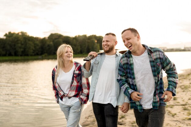 Beste Freunde Die Am Strand Spazieren Gehen Kostenlose Foto