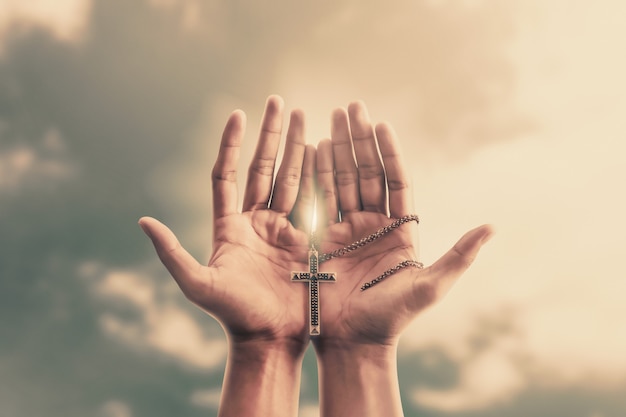 Betende Hande Halten Ein Kruzifix Oder Ein Kreuz Aus Metall Mit Dem Glauben An Die Religion Und Den Glauben An Gott Premium Foto