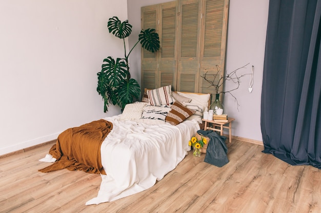 Bett mit decken und kissen in einem schlafzimmer. innenraum des raumes. dachgeschoss Premium Fotos