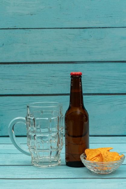 Bierflasche mit glas für bier PremiumFoto