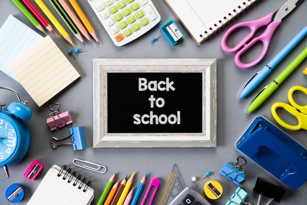 Bildung oder zurück zu schule auf grauem hintergrund Premium Fotos