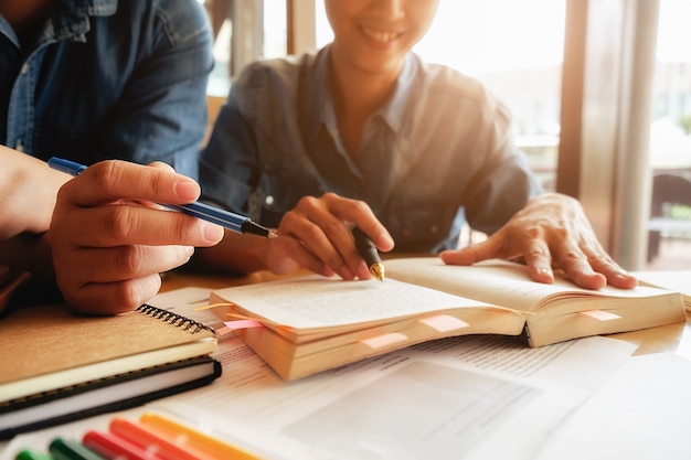 Bildungskonzept studentisches studium und brainstorming campus konzept. nahaufnahme von studenten diskutieren ihr thema auf bücher oder lehrbücher. selektiver fokus Kostenlose Fotos