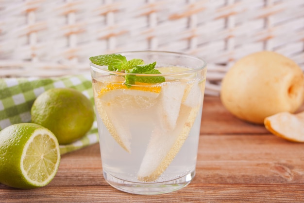 Birnenlimonade Oder Mojito Cocktail Mit Birne Zitrone Und Minze Kaltem Erfrischungsgetrank Oder Getrank Premium Foto