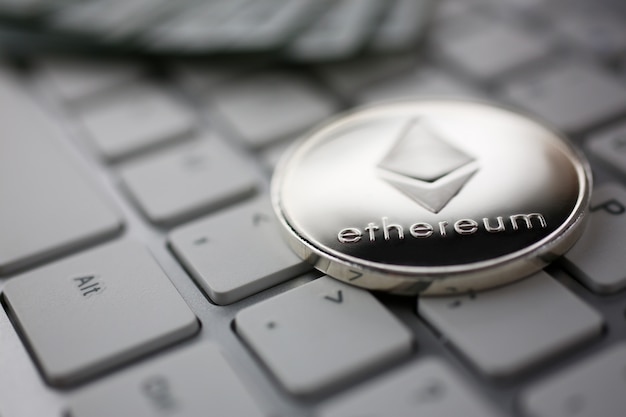 Bitcoin in kryptowährung liegt auf der tastatur Premium Fotos
