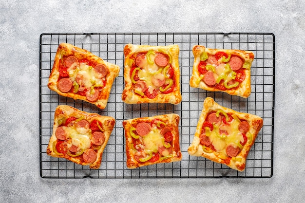 Blätterteig-mini-pizza mit würstchen. | Kostenlose Foto