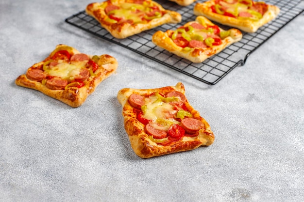 Blätterteig-mini-pizza mit würstchen. | Kostenlose Foto