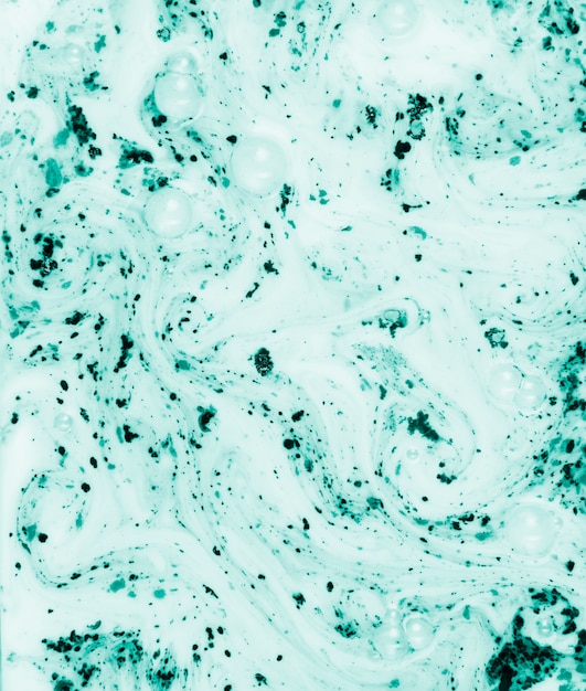 Blasen über der oberfläche der grünen farbe gemischt in flüssigkeit Kostenlose Fotos
