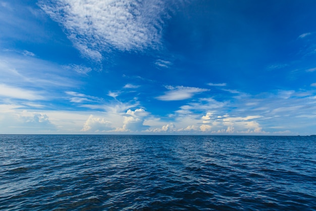 Blauer Ozean Und Himmel Premium Foto