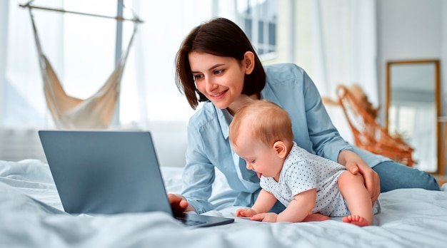 Bleiben sie zu hause, mama arbeitet aus der ferne am