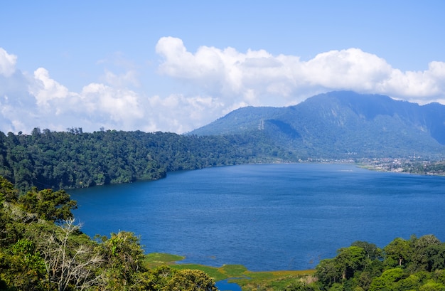 Blick auf den buyan see danau buyan von oben landschaft 