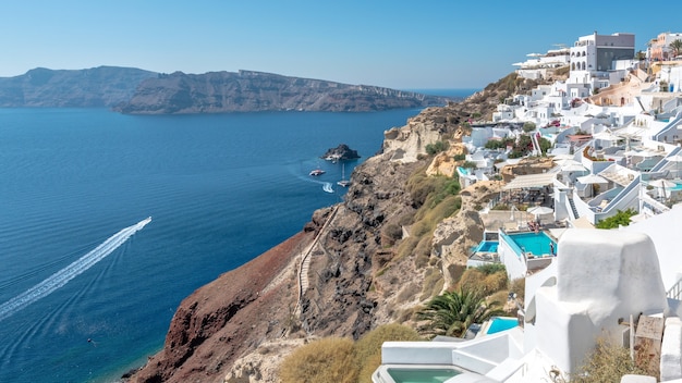 Blick auf die stadt oia mit weißen häusern auf der insel