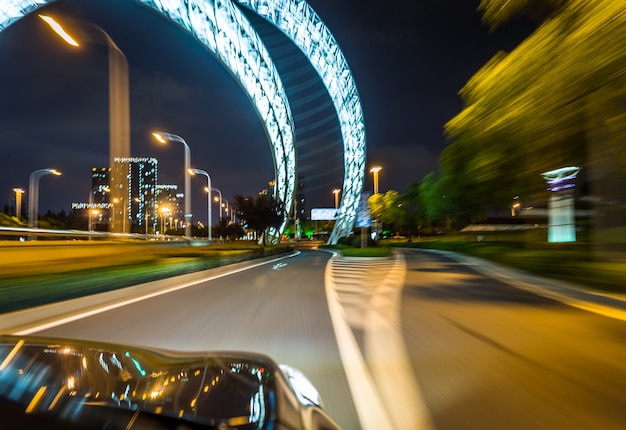Blick von der seite des autos herumgehen ecke, bewegungsunschärfe Premium Fotos