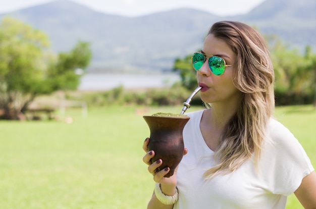 Blonde Frau Die Das Traditionelle Chimarrao Aus Dem Bundesstaat Rio Grande Do Sul In Brasilien Trinkt Premium Foto