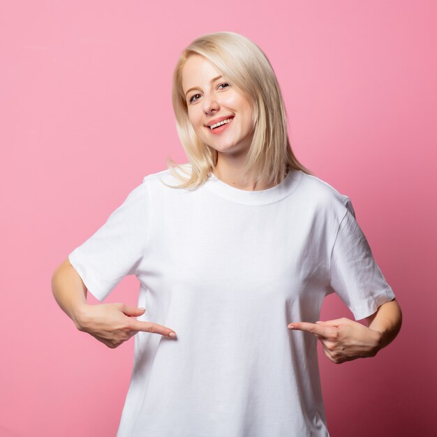 Blonde Frau Im Weißen T Shirt Auf Rosa Premium Foto 