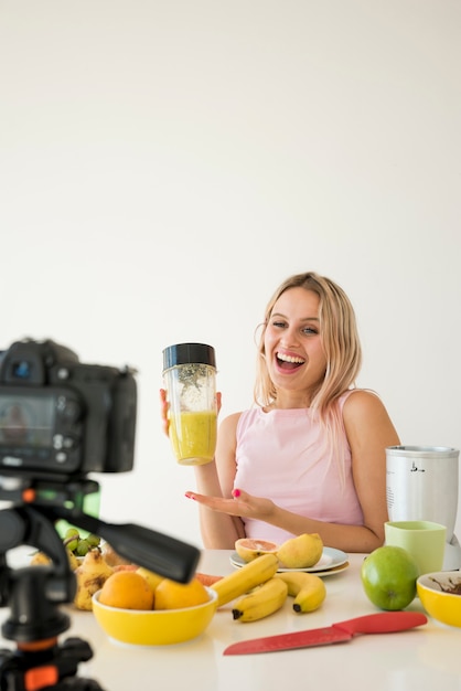 Blonde influencer aufnahme von nahrungsmitteln Kostenlose Fotos