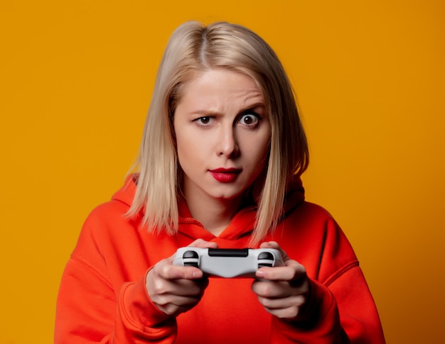 Blondes Mädchen Spielt Mit Einem Joystick Premium Foto 