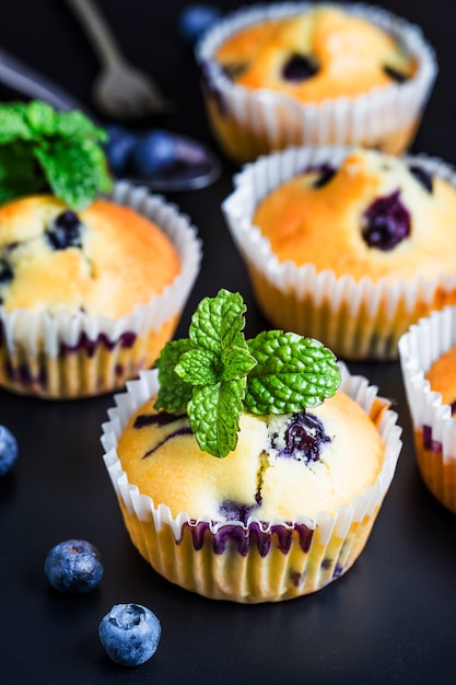 Blueberry muffins mit puderzucker und frischen beeren | Kostenlose Foto