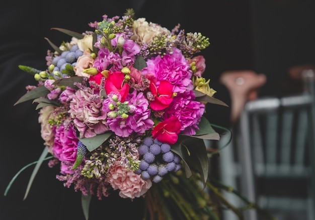 Blumenstrauß in einem dunklen hintergrund Kostenlose Fotos