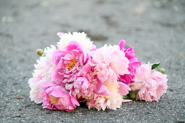 Blumenstrauss Von Schonen Pfingstrosen Auf Einer Strasse Kostenlose Foto