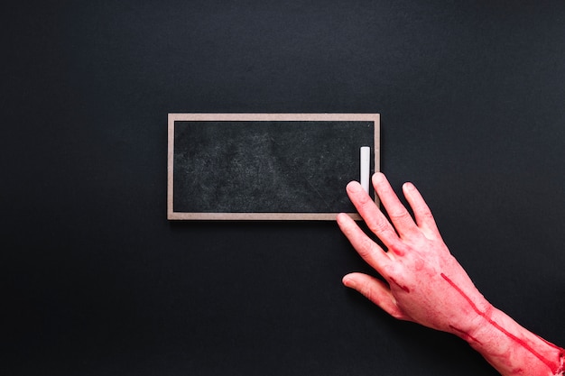 Blutige hand auf tafel | Kostenlose Foto