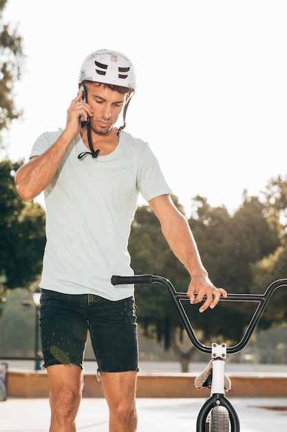 Bmx-fahrer am telefon sprechen | Kostenlose Foto