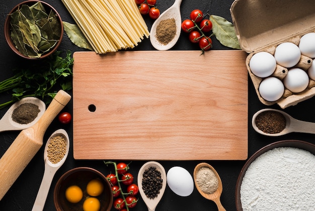 Board inmitten zutaten kochen | Kostenlose Foto