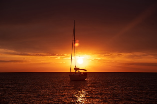 Bootsschifffahrt Im Meer Bei Sonnenuntergang Kostenlose Foto