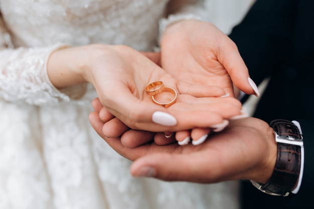 Brautigam Halt Die Hande Der Braut Wo Zwei Eheringe Sind Kostenlose Foto