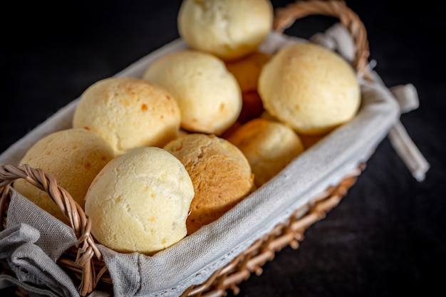 Brasilianisches hausgemachtes käsebrot, auch bekannt als