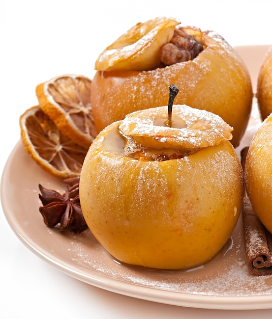 Bratäpfel mit honig und nüssen | Kostenlose Foto