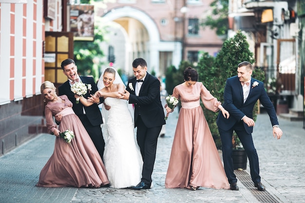 Braut Brautigam Groomsmen Brautjungfern Tanzen Auf Der Strasse Kostenlose Foto