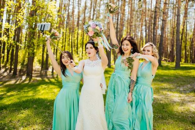 Braut Und Brautjungfern Mit Hochzeitsstrausse Sonniger Hochzeitsempfang Freudiger Moment Kostenlose Foto