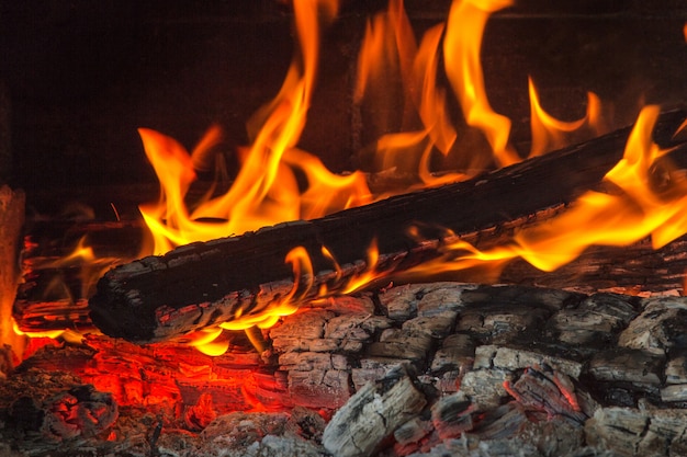 Brennendes Holz Nachts Flammen Und Feuerfunken Premium Foto