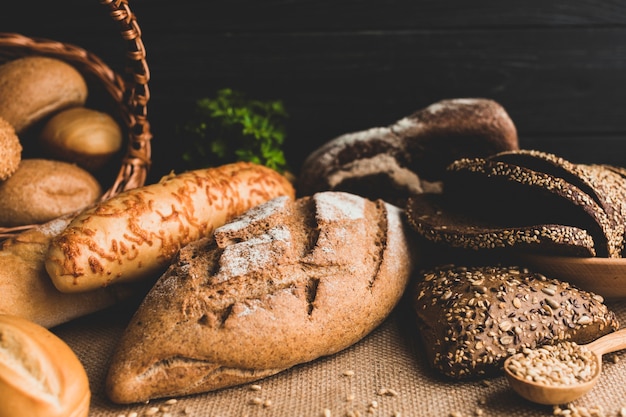 Brot brötchen und körner angeordnet | Kostenlose Foto