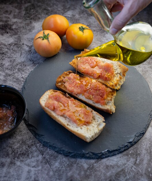 Brot mit tomaten und olivenöl, mediterranes frühstück | Premium-Foto