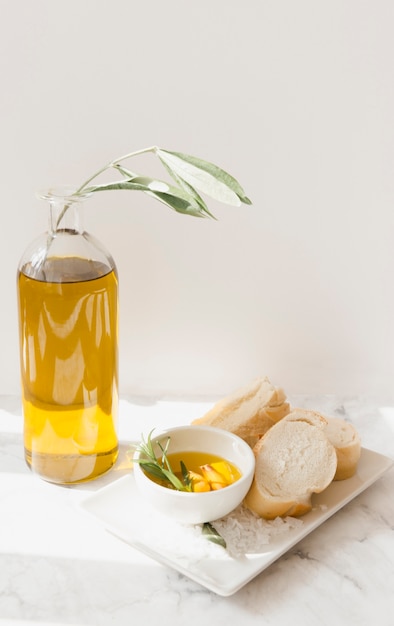 Brot Und Olivenol Mit Salz Auf Tablett Kostenlose Foto