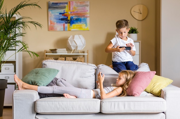 Bruder Und Schwester Im Wohnzimmer Die Ihre Telefone Be