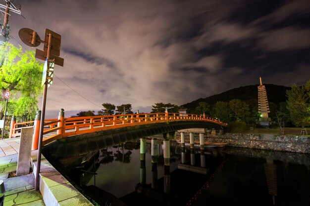 Brücke über den kanal und die dreizehnstöckige steinpagode in der 