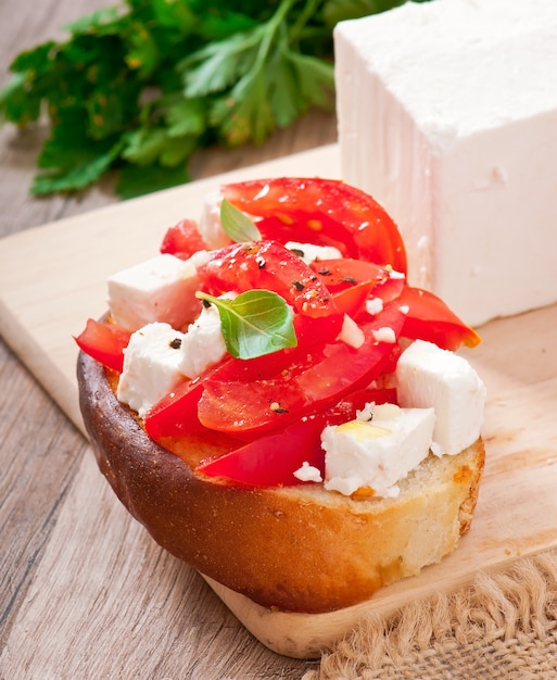 Bruschetta mit tomate, feta und basilikum | Kostenlose Foto