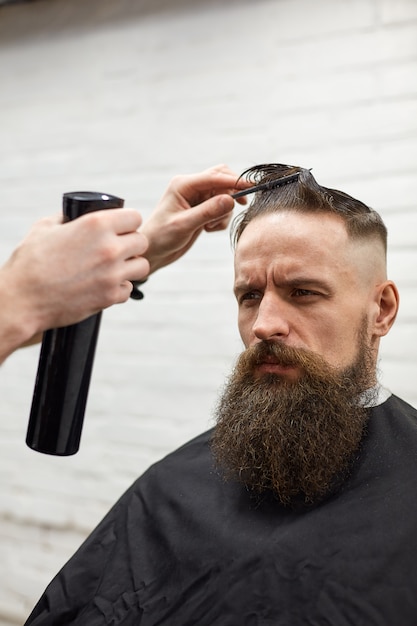 Brutaler Kerl Im Modernen Friseursalon Friseur Macht Frisur Einen Mann Mit Langem Bart Meister Friseur Macht Frisur Mit Haarschneider Premium Foto