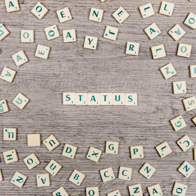 Buchstaben bilden den wortstatus Kostenlose Foto