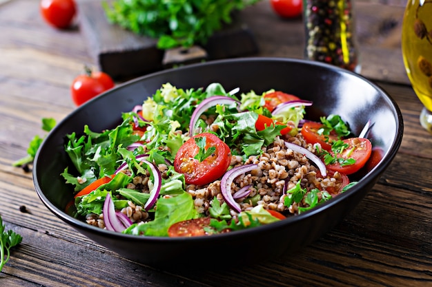 Buchweizensalat mit kirschtomaten, roten zwiebeln und frischen kräutern ...