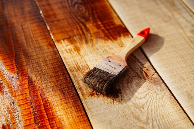 Bürste zum abdecken von holz in einem glas auf einer