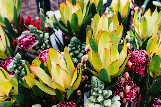 Premium Foto Bunte Blumenstrausse Der Nixed Blumen Auf Strassenmarkt Weichzeichner