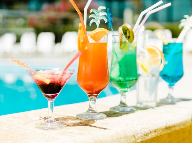 Bunte Cocktails Am Pool Kostenlose Foto