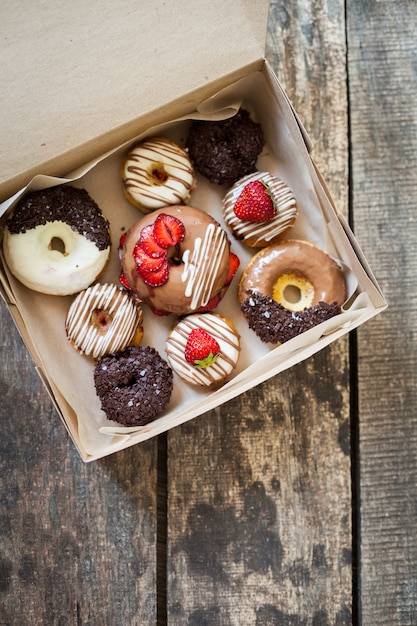 Bunte donuts im karton | Premium-Foto