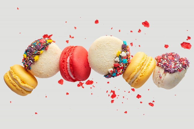 Bunte Macarons Kekse Franzosische Kuchen Susse Und Bunte Franzosische Makronen Fallen Oder Fliegen In Bewegung Mit Scheiben Premium Foto